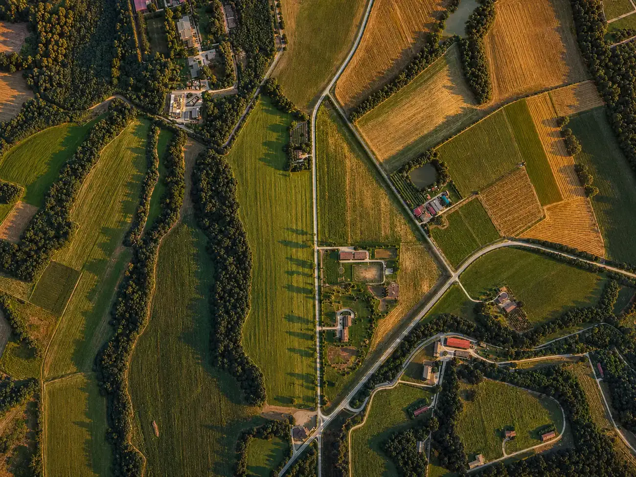 Vista aerea ortogonale del compendio: residenza, annessi, strutture equestri e terreni